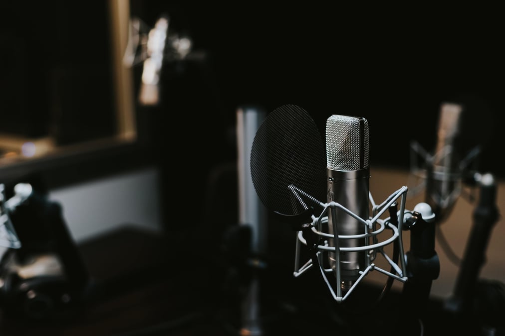 Hvordan lage en bedriftspodcast i 2026