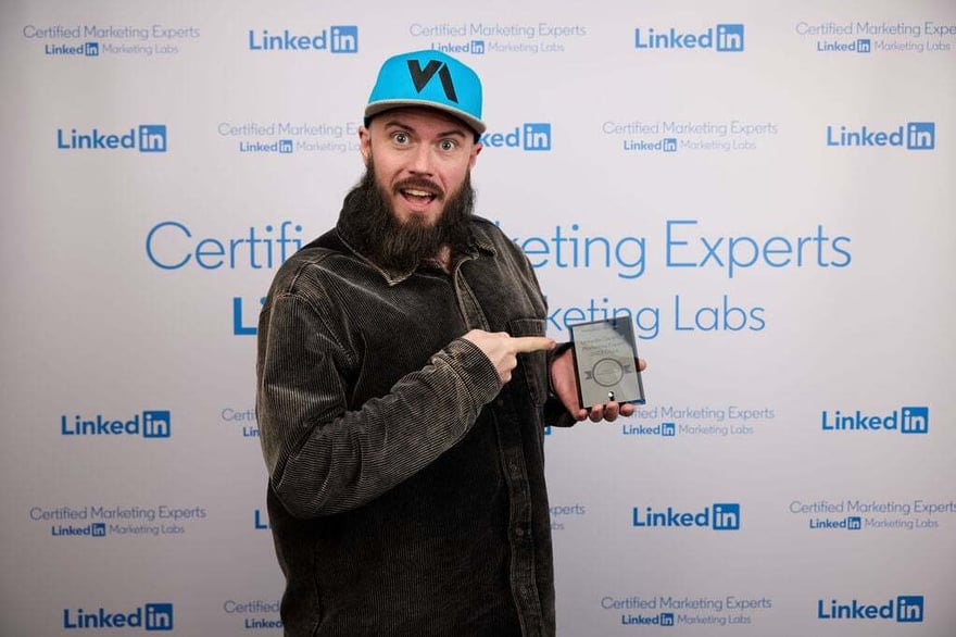 Hallgeir Gustavsen viser kompetansebeviset fra LinkedIn Marketing Labs