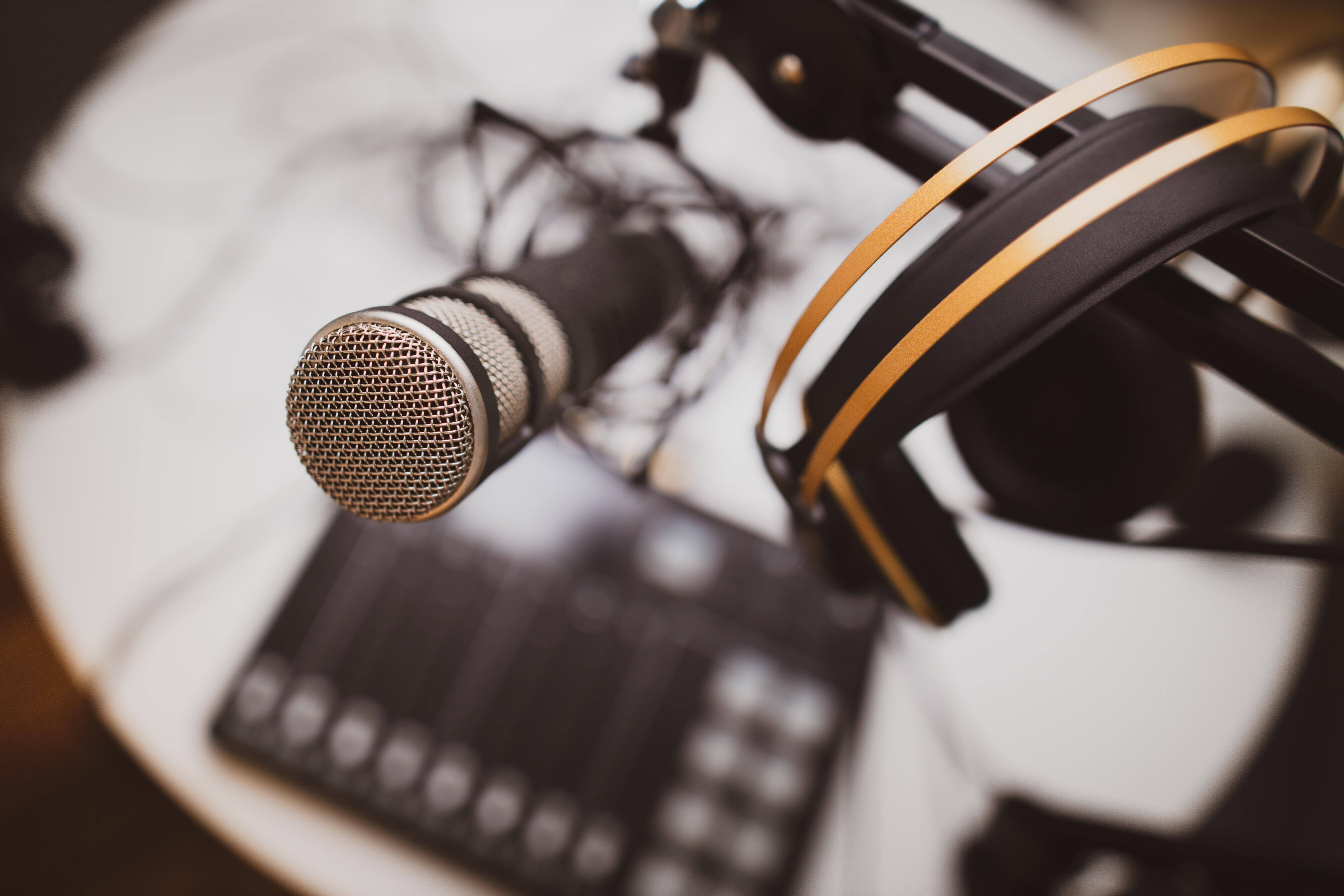 Hvordan starte en podcast? | En ultimat guide til å starte en podcast.