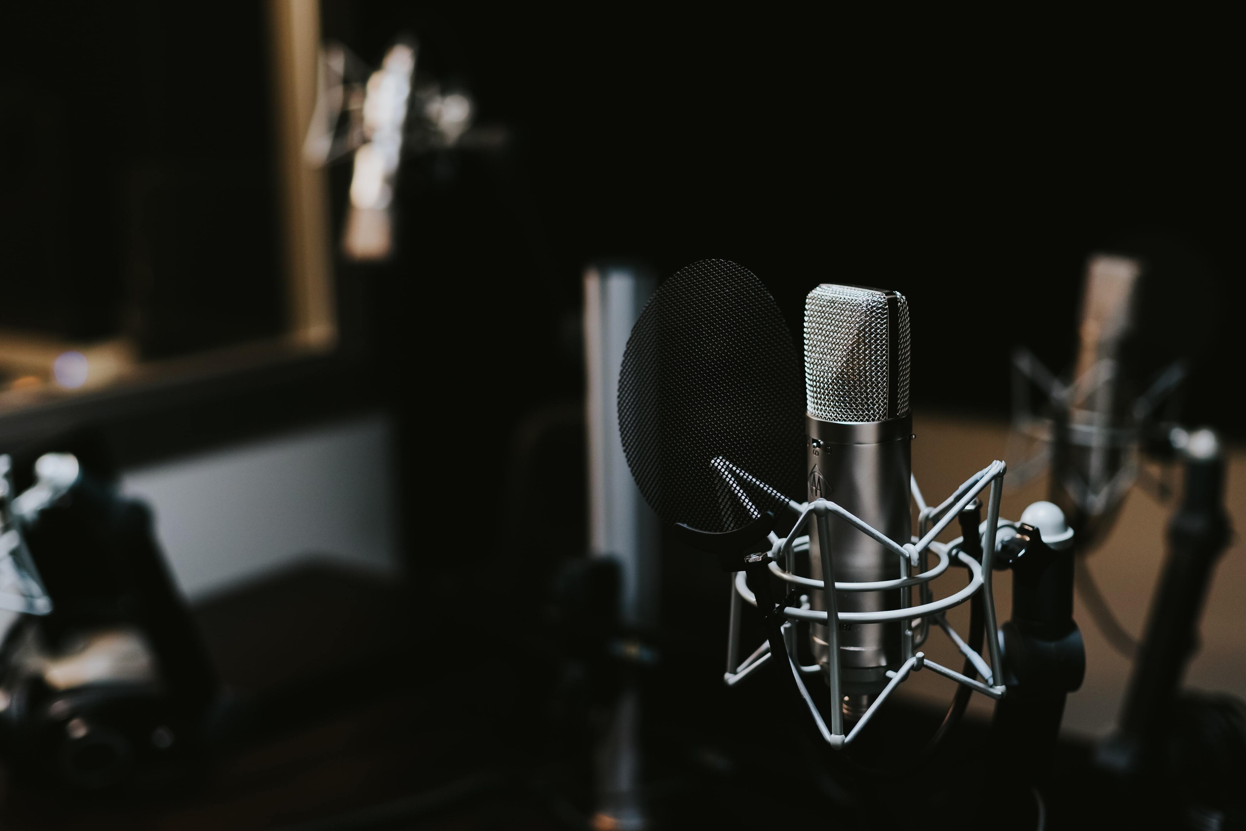 Hvordan lage bedriftspodcast? | En ultimat guide for deg som vil lage podcast for bedriften din!